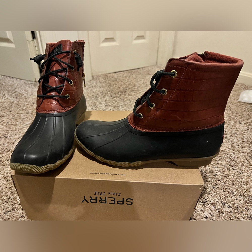 Sperry Boots 9.5 NWT